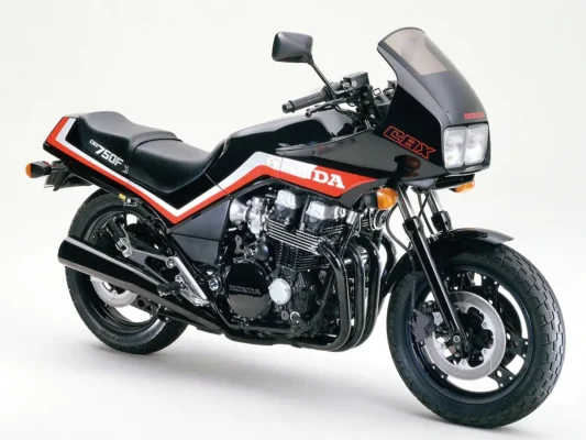 在V型引擎盛行時期登場的CBX750F，擁有緊湊的引擎與車架，並標配框架式固定大型整流罩。